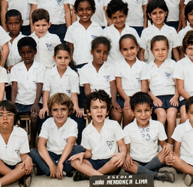 A mesma foto escolar restaurada e colorizada