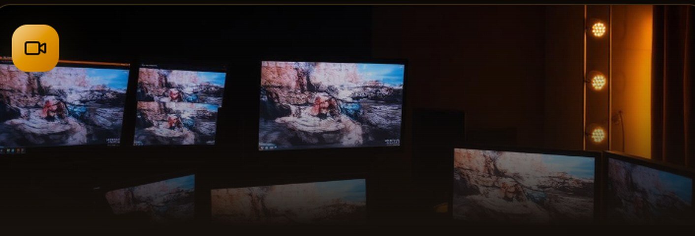 Ilha de edição com vários monitores